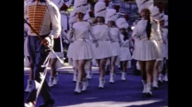 Paris, Fransa Mayıs 1969: 60 'lardaki şehir sahnesinde karnaval geçidi