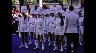 Paris, Fransa Mayıs 1969: 60 'lardaki şehir sahnesinde karnaval geçidi