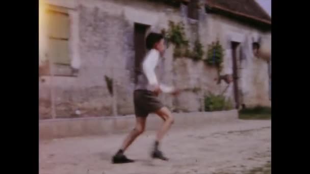 Paris França Maio 1969 Kid Joga Com Bola Livre Cena — Vídeo de Stock