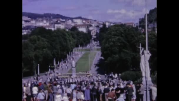 1969年5月フランス ルルド 60年代のルルドシーンの巡礼者 — ストック動画