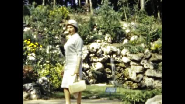 Παρίσι Γαλλία Μάιος 1969 Κορίτσι Στην Όμορφη Σκηνή Του Κήπου — Αρχείο Βίντεο