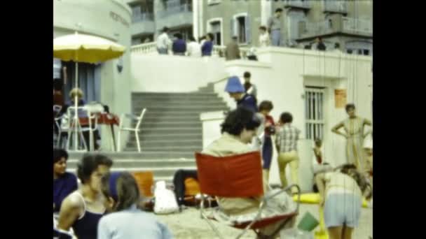1969年 法国巴黎 60年代家庭海滩度假回忆 — 图库视频影像