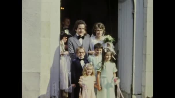 Parijs Frankrijk Mei 1969 Bruid Bruidegom Verlaten Kerkscene Jaren — Stockvideo