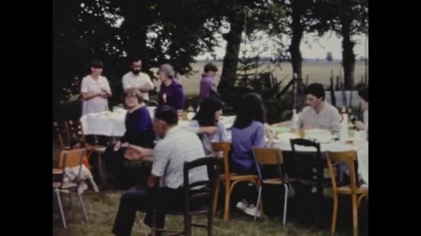 1969年 法国巴黎 60年代的户外家庭午餐回忆 — 图库视频影像