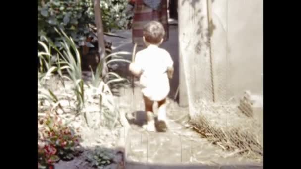 Paryż Francja Maj 1969 Dziecko Wiejskiej Rodzinie Sceny Wspomnień Świeżym — Wideo stockowe