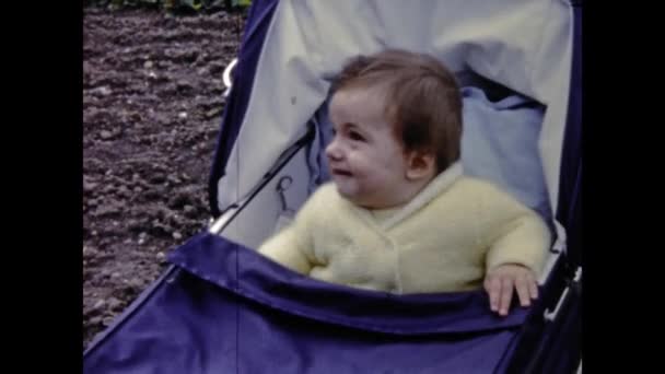 Παρίσι Γαλλία Μάιος 1969 Μωρό Στη Σκηνή Του Καρναβαλιού Στη — Αρχείο Βίντεο
