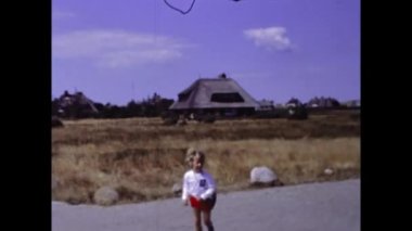 Bardolino, İtalya Haziran 1973: Çocuk 70 'lerdeki çayır sahnesinde futbol oynuyor