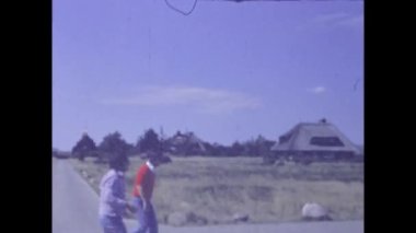 Bardolino, İtalya Haziran 1973: Çocuk 70 'lerdeki çayır sahnesinde futbol oynuyor