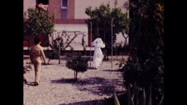 Ravenna, İtalya Nisan 1973: Çocuklar ilk komünyon sahnesini 70 'lerde giydiler