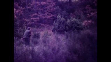 Ravenna, İtalya Nisan 1973: 70 'lerdeki av sahnesinde avcılar. Avcılar köpekleriyle ava çıktılar..