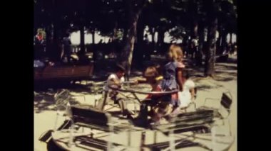 Ravenna, İtalya Haziran 1973: Çocuklar 70 'lerde neşeli bir şekilde parka gidiyorlar