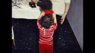 Ravenna, İtalya Haziran 1973: 70 'lerde evde çocuklu anne