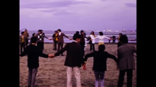 Ravenna Ιταλία Μάρτιος 1973 Beach Boys Group Games Scene 70S — Αρχείο Βίντεο