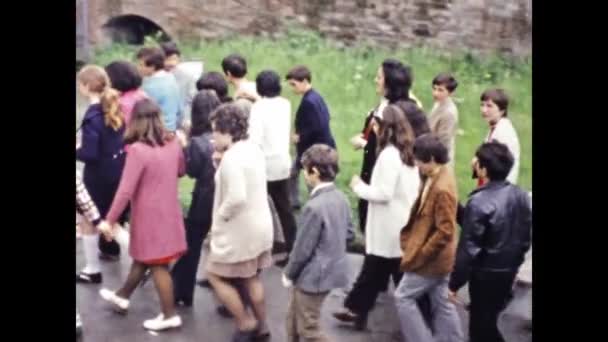 Ravenna Italia Marsjerer 1973 Smågutter Skoletur Scene Tallet – stockvideo