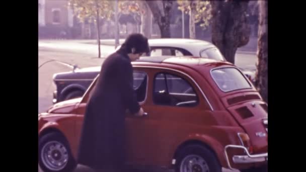 Равенна Італія Марш 1973 Жінка Потрапляє Фіат 500 Роки — стокове відео
