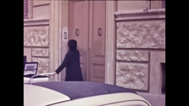 Ravenna Itálie Březen 1973 Máma Kočárek Dítě Procházky Městská Scéna — Stock video