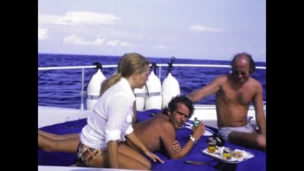 Bardolino Italia Giugno 1973 Gente Ricca Vacanza Yacht Mare Navigazione — Video Stock