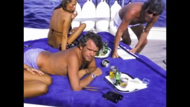 Бардолино Италия Июнь 1973 Богатые Люди Отдыхают Яхт Морской Навигации — стоковое видео