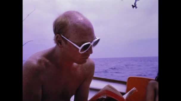Bardolino Itálie Červen 1973 Muž Četl Letní Prázdninovou Scénu Letech — Stock video
