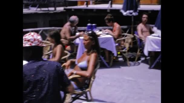 Bardolino Itálie Červen 1973 People Table Restaurant Outdoor Scene 70S — Stock video