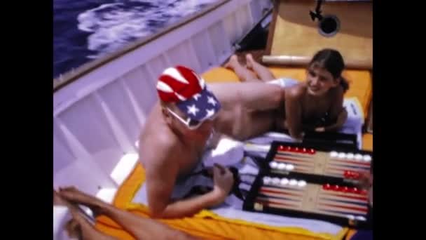 Bardolino Italia Giugno 1973 Gente Ricca Vacanza Yacht Mare Navigazione — Video Stock
