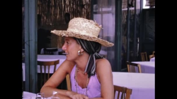 Bardolino Italia Junio 1973 Chica Desayunar Hotel Escena Vacaciones Los — Vídeo de stock