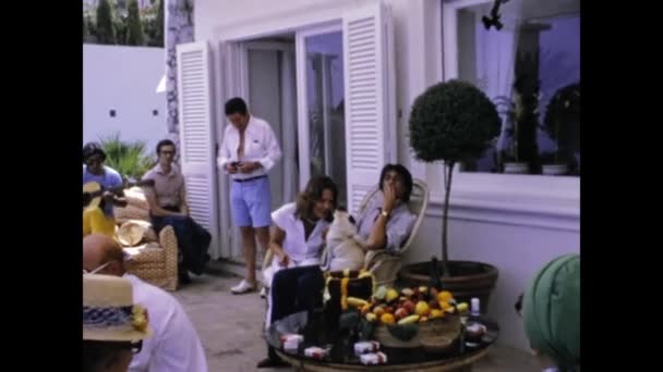 Bardolino Włochy Czerwiec 1973 Ludzie Relaksujący Urlop Hotelowy Taras Scena — Wideo stockowe