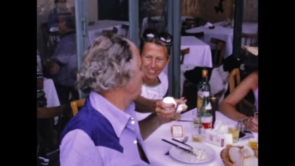 Бардолино Италия Июнь 1973 Старик Ест Ресторане — стоковое видео