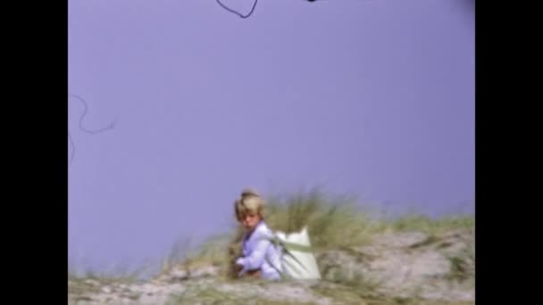 Bardolino Italy June 1973 Дитина Ходить Покинутому Місці Великою Сумкою — стокове відео