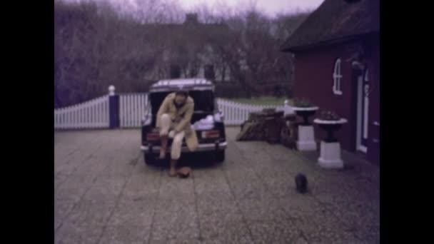 Bardolino Italy June 1973 대자동차 장면에 기대어 자신의 부츠를 신는다 — 비디오