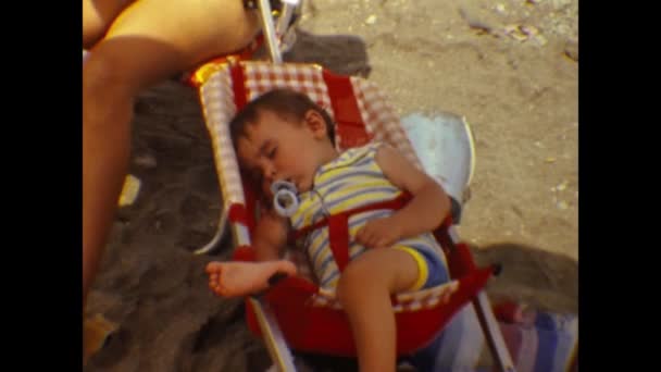 Barcelona Hiszpania Czerwiec 1979 Rodzinna Scena Wspomnień Wakacji Nad Morzem — Wideo stockowe