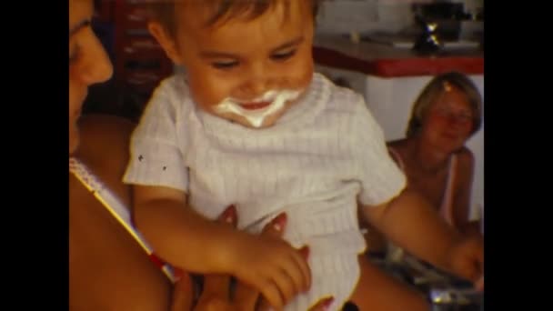 Barcelona Hiszpania Czerwiec 1979 Dziecko Ustami Brudne Sceną Lodów Latach — Wideo stockowe