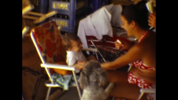 1979年6月スペイン バルセロナ 70年代の家族の海の休暇の思い出シーン — ストック動画