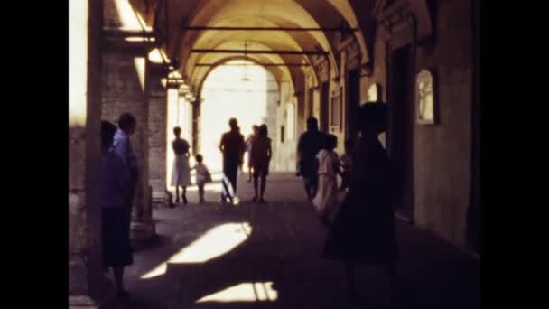 Ravenna Italy June 1973 People Strolling City Arcades Scene 70S — Stock Video