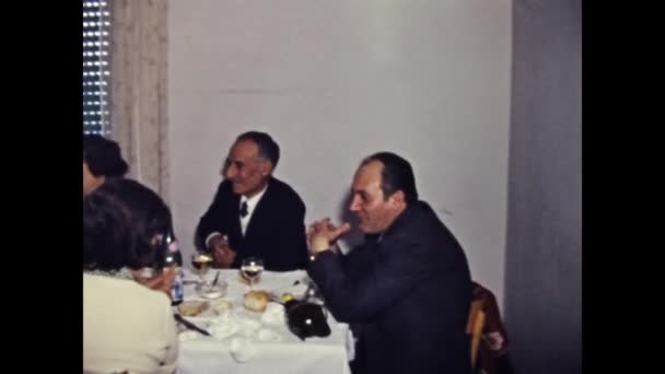 Ραβέννα Ιταλία Ιούνιος 1973 Οικογενειακό Γεύμα Στο Σπίτι Στη Δεκαετία — Αρχείο Βίντεο