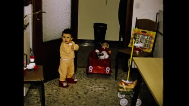 Ravenna Itália Junho 1973 Crianças Brincam Com Brinquedos Casa Nos — Vídeo de Stock
