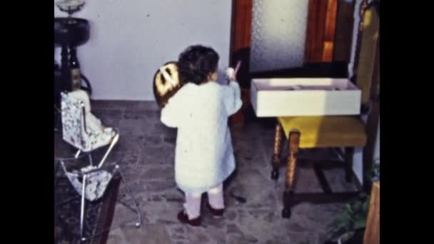 Ravenna Italy June 1973 Дети Играют Игрушками Домашней Сцене — стоковое видео
