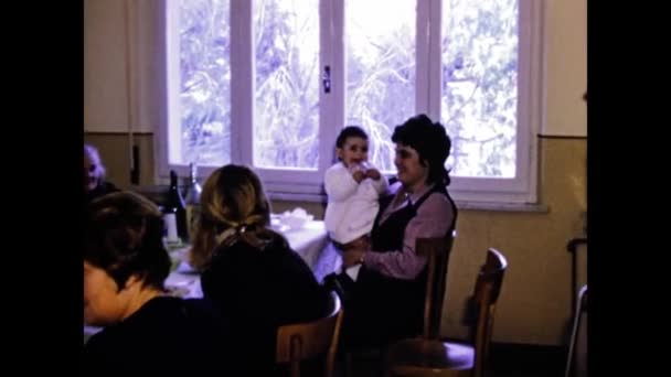 1973年 昭和48年 6月イタリア ラヴェンナ 70代家庭での昼食 — ストック動画