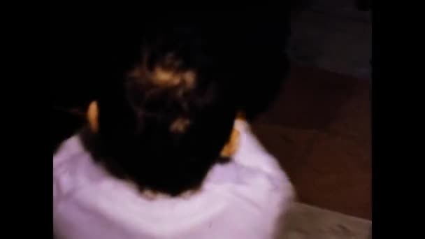 1973年 昭和48年 6月イタリア ラヴェンナ ガラスを手にした子供70代 — ストック動画