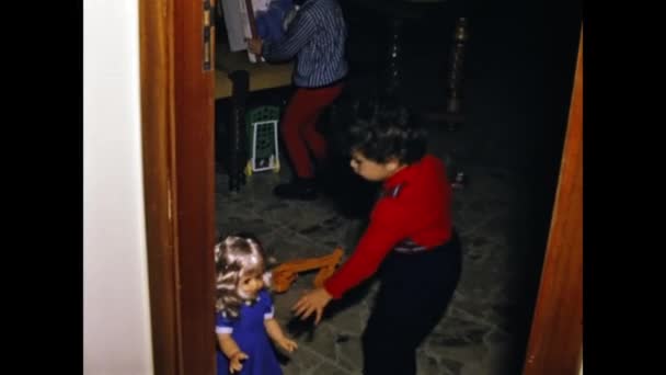 Ravenna Italië Juni 1973 Kinderen Spelen Met Speelgoed Thuis Jaren — Stockvideo