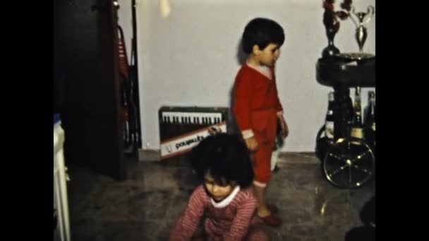 Ravenna Itália Abril 1973 Crianças Brincam Brinquedos Casa Nos Anos — Vídeo de Stock