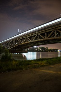 Vistula Nehri, eski demiryolu Köprüsü tarafından gece fotoğrafçılığı Varşova, Polonya