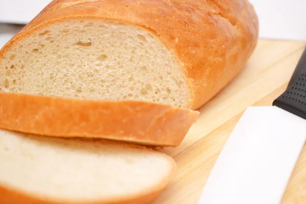 bir kesme tahtası üzerinde ekmek