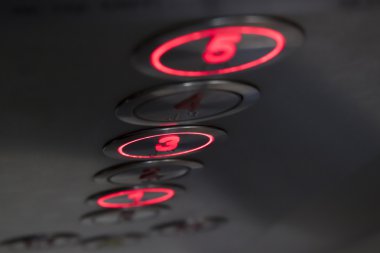 Asansörde aydınlatmalı düğmeler