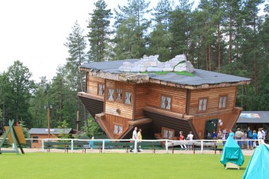 baş aşağı - Polonya, szymbark evi