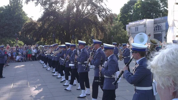 Orchestra of Polish officers playing instruments at the Warsaw Park Lazienki Krolewskie — Stock Photo, Image