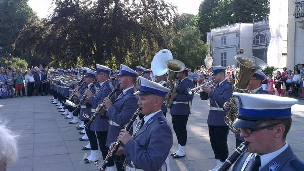 Orchestra of Polish officers playing instruments at the Warsaw Park Łazienki Królewskie — Stock Photo, Image
