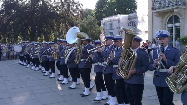 Orchestra of Polish officers playing instruments at the Warsaw Park Łazienki Królewskie — Stock Photo, Image