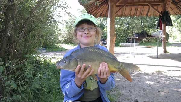 Chica joven va a pescar en un hermoso lago en Polonia . — Foto de Stock