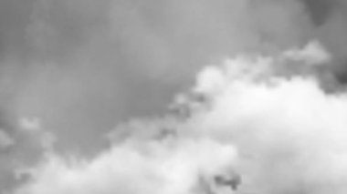 Şimşeklerin çaktığı fırtınanın kaotik hareketinin döngülü animasyonu